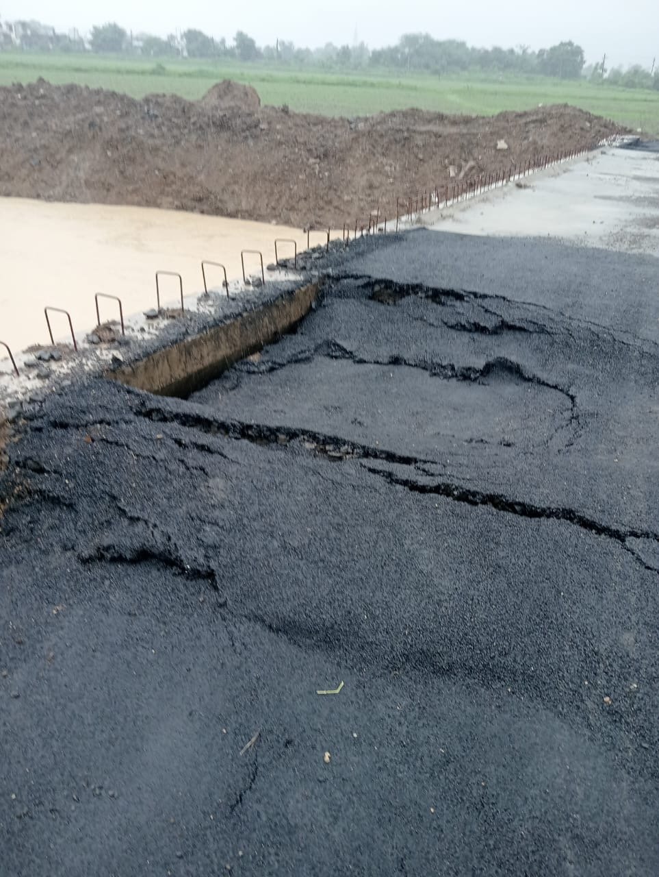 तळोदी ते तुळजापूर वघाळा रस्ता निकृष्ट दर्जाचा- अर्धे आम्ही अर्धे तुम्ही हीच मुख्यमंत्री ग्रामसडक योजनेची हमी!