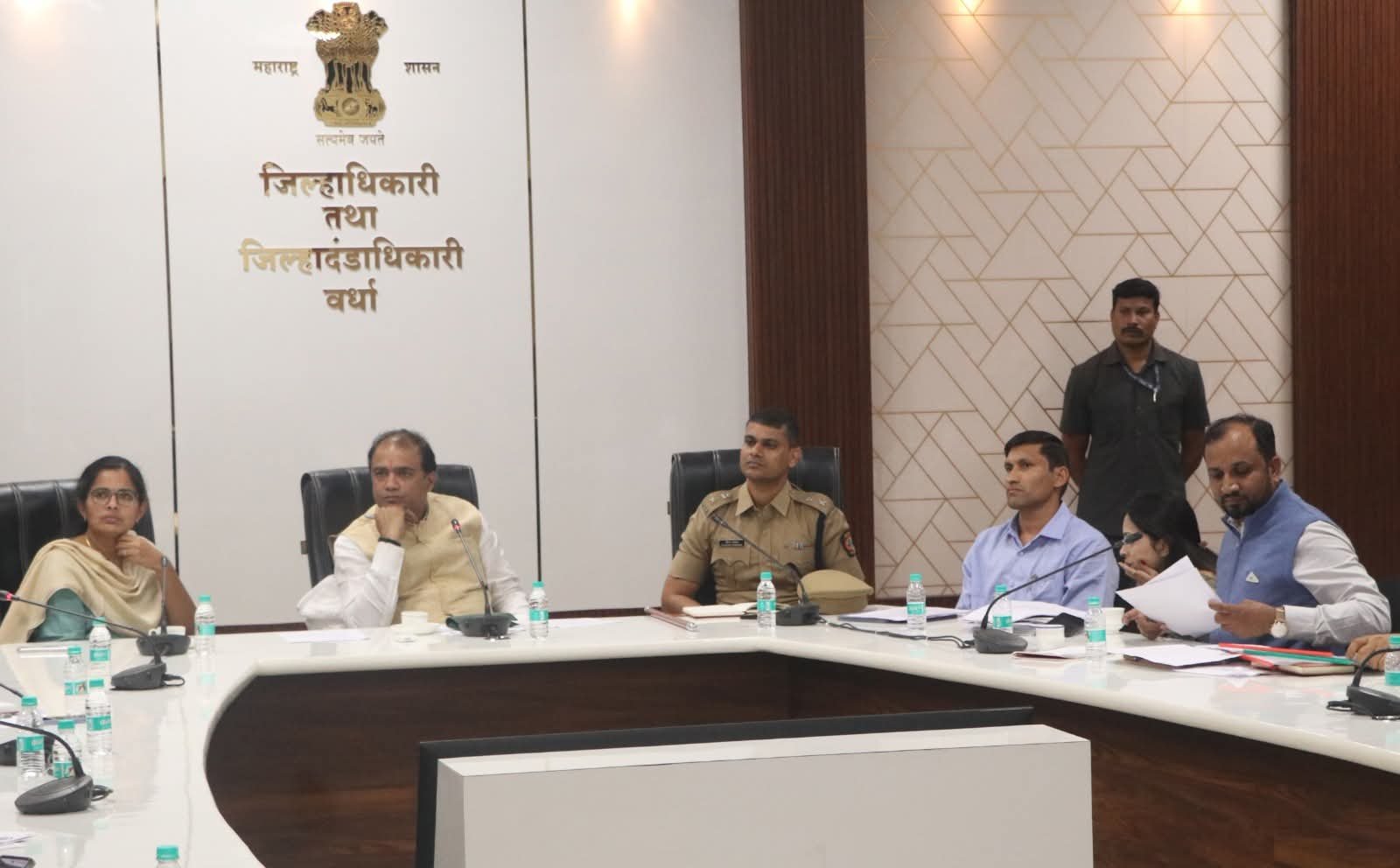 पालकमंत्री डॉ. पंकज भोयर यांनी घेतला विविध विभागाचा आढावा